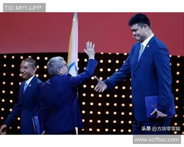 姚明在篮球赛后被热情球迷拥抱的温馨瞬间引发全场感动与欢呼