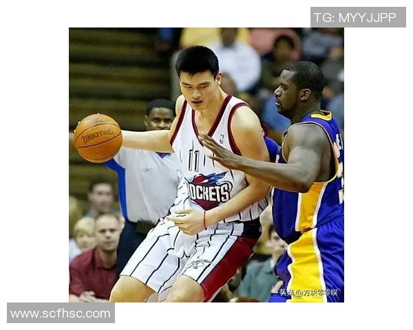 姚明亲自上场展现篮球魅力引发全场热烈欢呼与回忆