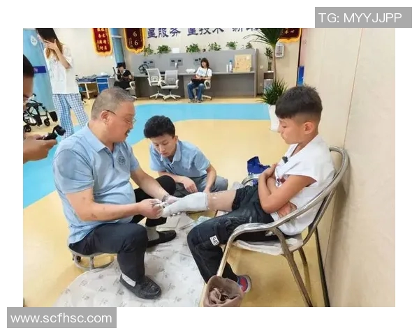 姚明勇敢面对人生挑战亲自试戴假肢展现坚强意志与积极态度