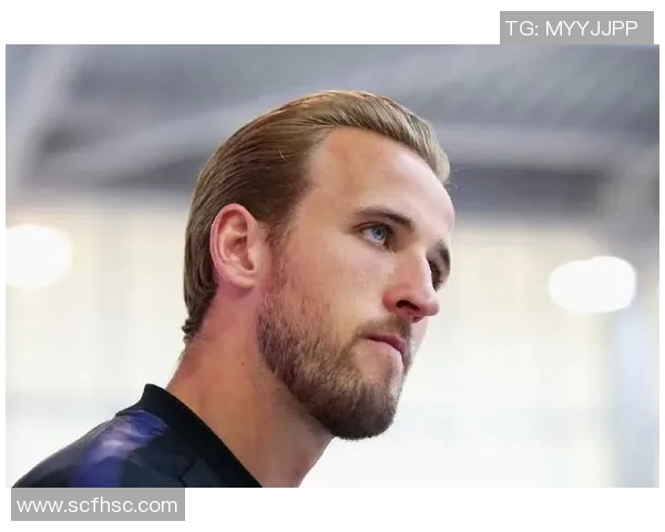 足球明星侧颜高清写真展现运动魅力与个人风采的完美结合