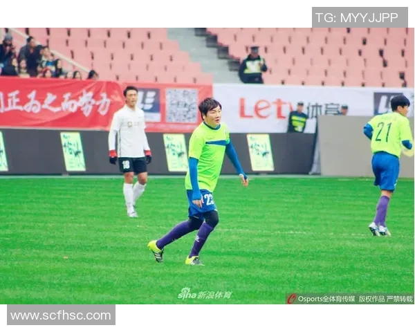 为足球明星精心擦拭球鞋的幕后故事与感人瞬间 为足球明星精心擦拭球鞋的幕后故事与感人瞬间