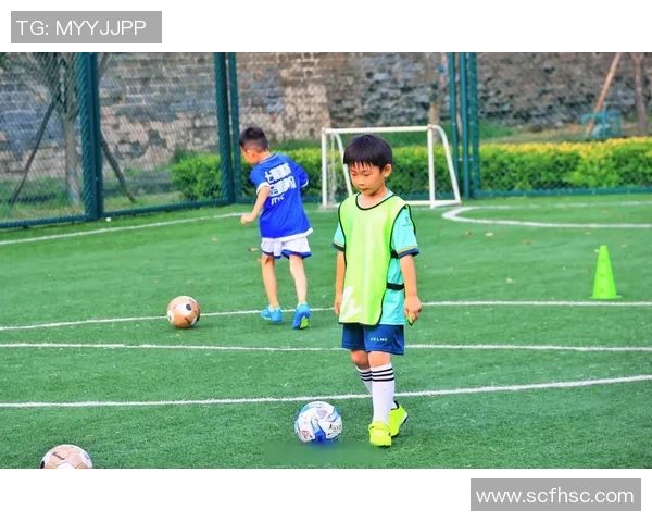 足球明星的孩子们在球场上挥洒汗水展现天赋与激情的精彩瞬间 足球明星的孩子们在球场上挥洒汗水展现天赋与激情的精彩瞬间